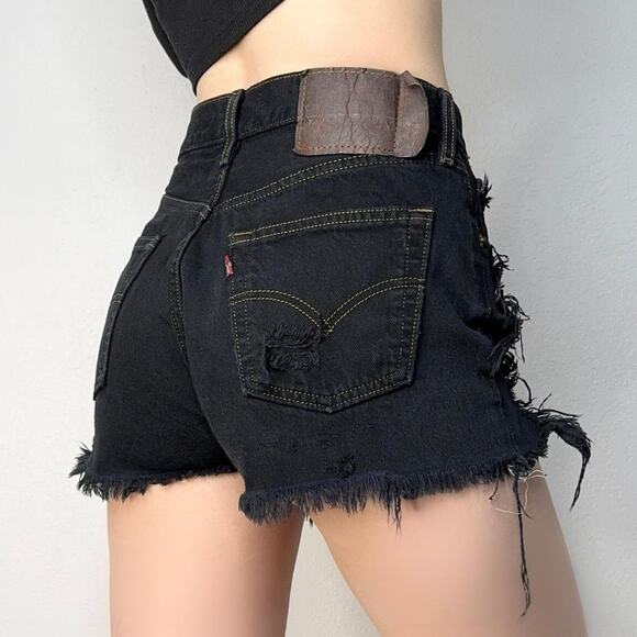 28" Waist Vintage Levis 501 Black Mid Rise Distressed Cut Off Jean Denim Shorts - Picture 2 of 8